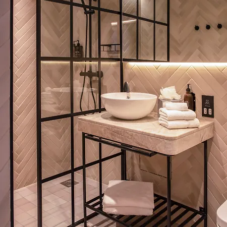 Wren Urban Nest فندق